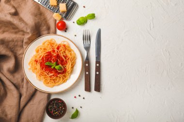 Plaka beyaz zemin üzerine lezzetli makarna ve domates sos ile