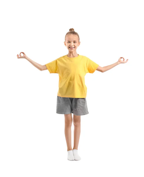 Menina praticando ioga no fundo branco — Fotografia de Stock