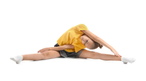 Маленька дівчинка практикує йогу на білому тлі — стокове фото
