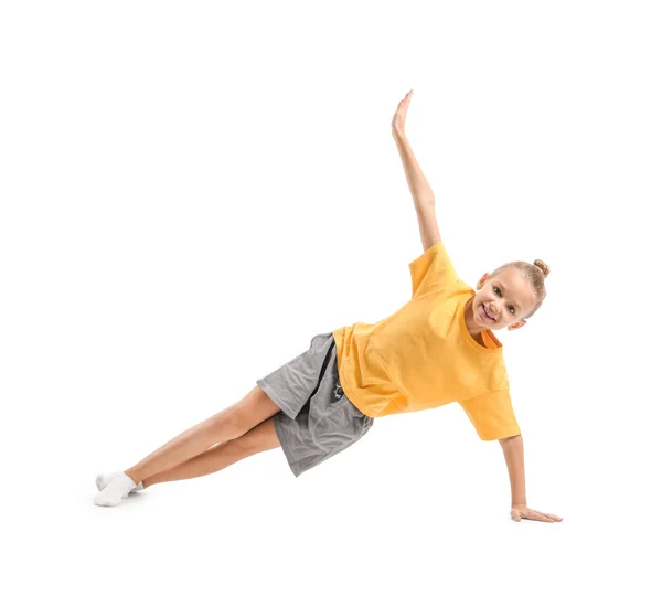 Маленька дівчинка практикує йогу на білому тлі — стокове фото