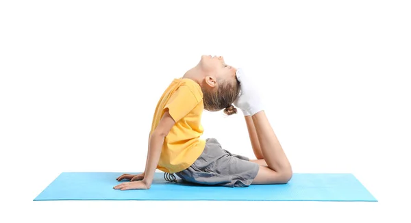 Petite fille pratiquant le yoga sur fond blanc — Photo