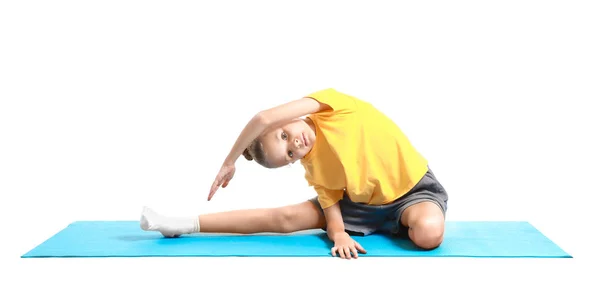 Kleines Mädchen praktiziert Yoga auf weißem Hintergrund — Stockfoto