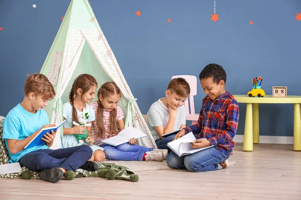 Carino bambini che leggono libri al chiuso — Foto Stock