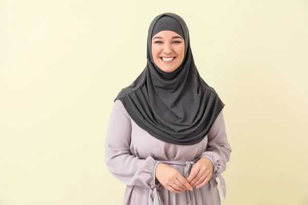 Beautiful young Muslim woman on color background — ストック写真