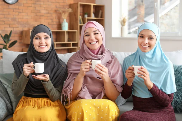 Hermosas jóvenes musulmanas tomando té en casa —  Fotos de Stock