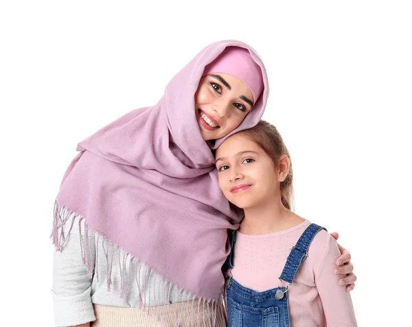 Retrato de mulher muçulmana com filha em fundo branco — Fotografia de Stock