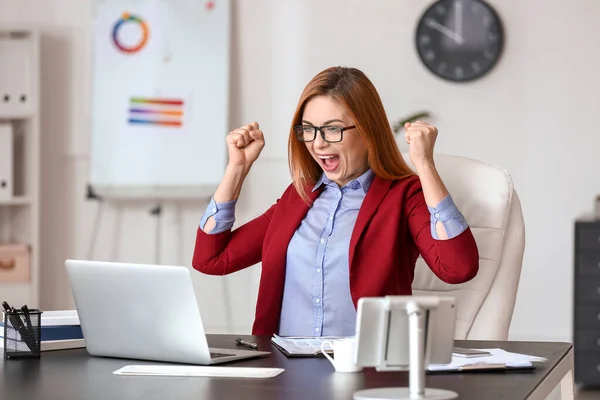 Successful businesswoman working in modern office — Stock Photo, Image