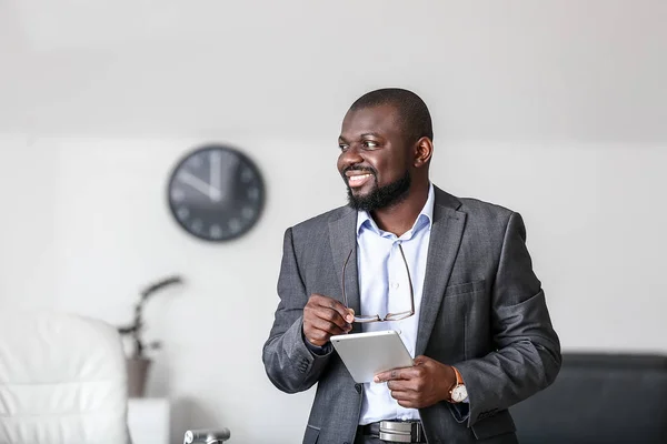 Retrato de un hombre de negocios afroamericano guapo en una oficina moderna — Foto de Stock