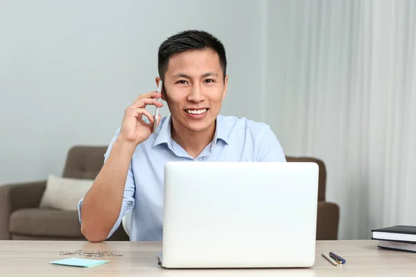 Πορτρέτο του Ασιάτη επιχειρηματία μιλώντας στο τηλέφωνο, ενώ εργάζεται στο γραφείο — Φωτογραφία Αρχείου