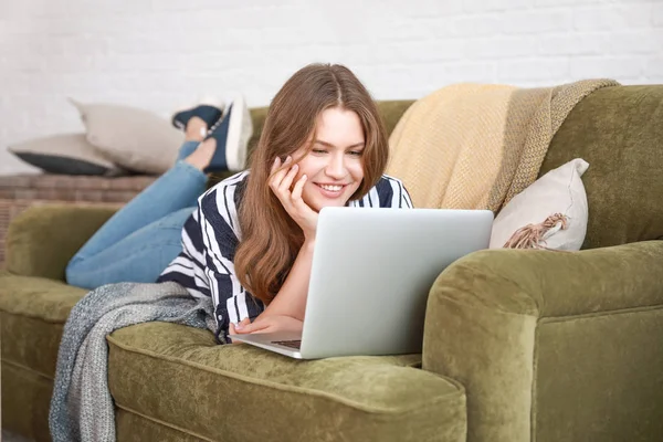 Donna felice con computer portatile a riposo a casa — Foto Stock