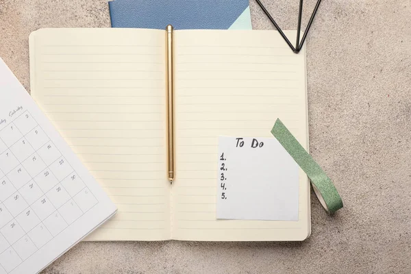Leeg om te doen lijst met notebook op tafel — Stockfoto