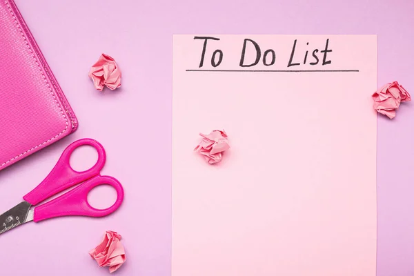 Leeg om te doen lijst met briefpapier op kleur achtergrond — Stockfoto