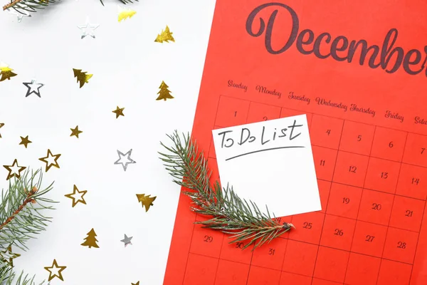 Vacía para hacer la lista con calendario y decoración sobre fondo blanco. Celebración de Navidad —  Fotos de Stock