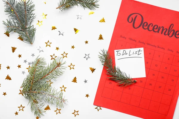 Vacía para hacer la lista con calendario y decoración sobre fondo blanco. Celebración de Navidad — Foto de Stock