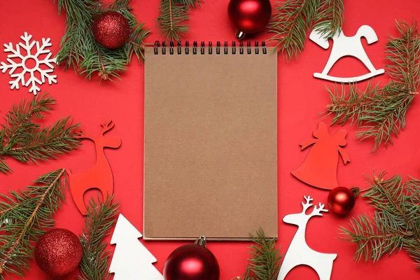 Tom anteckningsbok med juldekor på färg bakgrund — Stockfoto