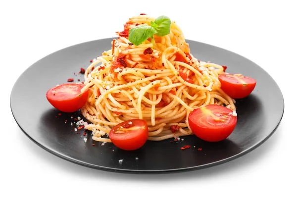 Piatto con gustosa pasta e salsa di pomodoro su sfondo bianco — Foto Stock