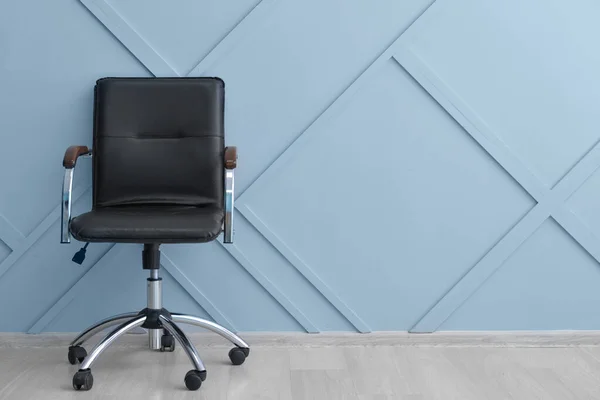 Office armchair near grey wall — 스톡 사진