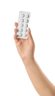 Beyaz arka planda su toplayan haplarla kadın eli.