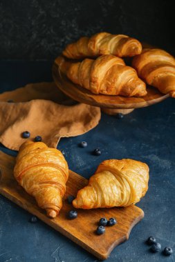 Masada taze kruvasanlar var.