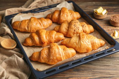 Tepsi pişirme üzerinde lezzetli ay çöreği