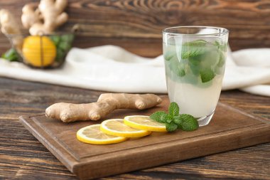 Masada bir bardak lezzetli zencefilli limonata.