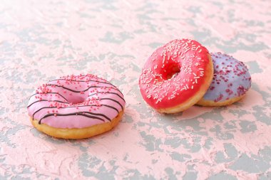 Renkli arkaplanda tatlı çörekler