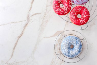 Hafif arka planda tatlı çörekler