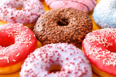 Renkli arka planda tatlı çörekler, yakın plan