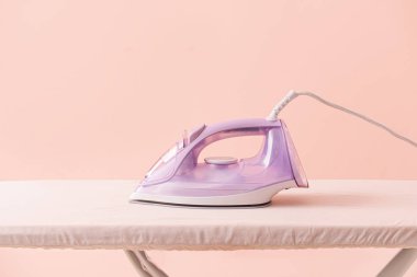 Renk duvarının yanında elektrikli ütü ve tahta