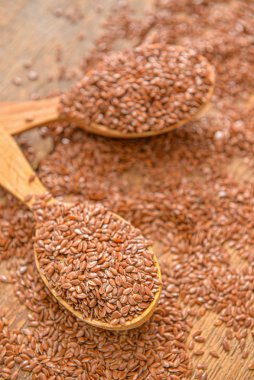 Tahta arka planda keten tohumlu kaşıklar