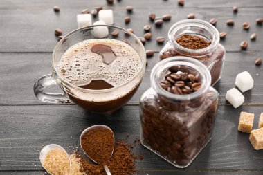 Masada sıcak kahve ile kompozisyon