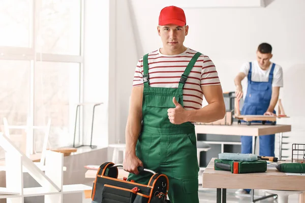 Retrato de ensamblador de muebles en taller — Foto de Stock