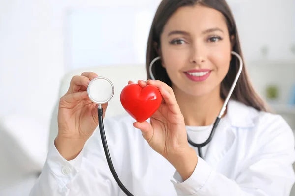 Cardiologue féminine en clinique moderne — Photo