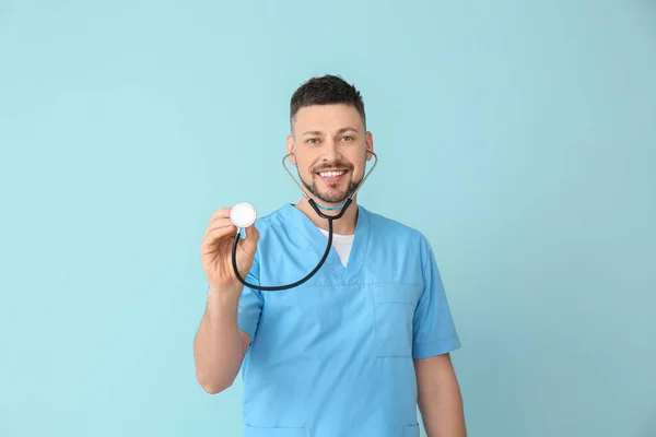 Male cardiologist on color background — 스톡 사진