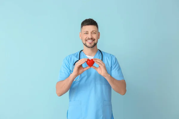 Male cardiologist on color background — Stock Photo, Image