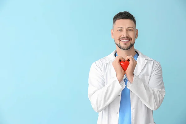Muž kardiolog na barevném pozadí — Stock fotografie