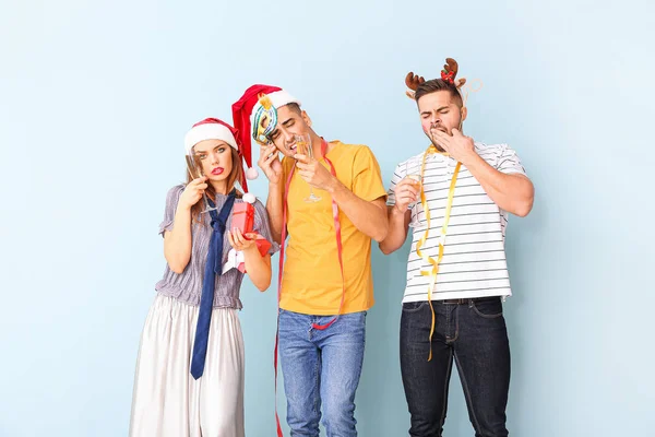 Amigos bêbados com chapéus de Papai Noel e champanhe no fundo de cor — Fotografia de Stock