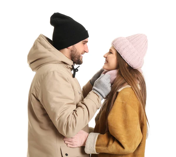 Портрет щасливої пари в зимовому одязі на білому тлі — стокове фото