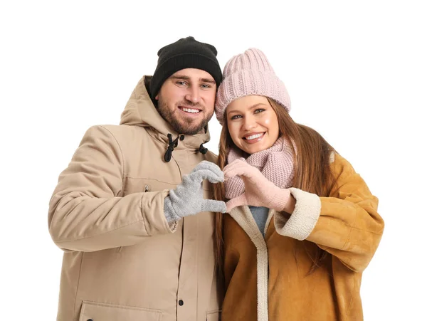 Πορτρέτο του ευτυχισμένου ζευγαριού σε χειμωνιάτικα ρούχα κάνοντας σχήμα καρδιάς με τα χέρια τους σε λευκό φόντο — Φωτογραφία Αρχείου
