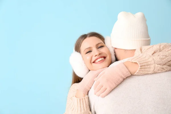 Портрет щасливої пари в зимовому одязі на кольоровому фоні — стокове фото