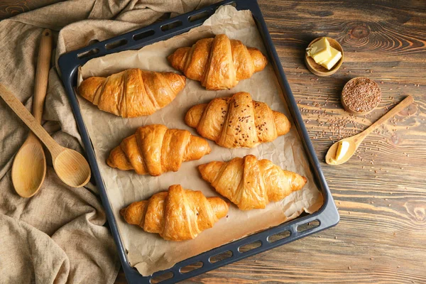 A sütés tálca finom croissant — Stock Fotó