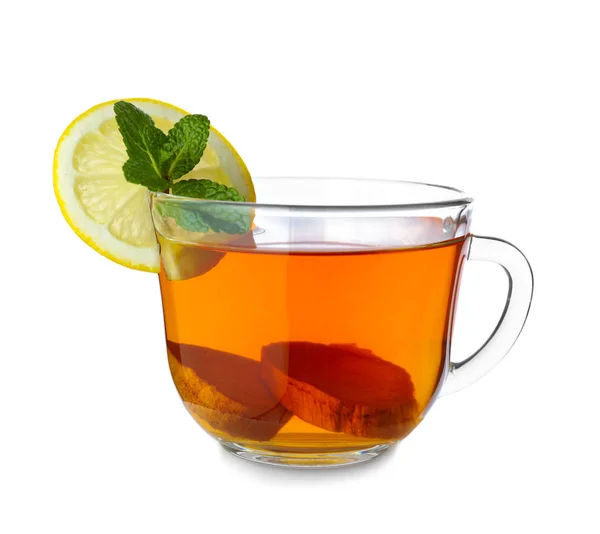 Tasse de thé au gingembre savoureux sur fond blanc — Photo