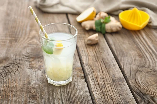 Bicchiere di gustosa limonata allo zenzero sul tavolo — Foto Stock