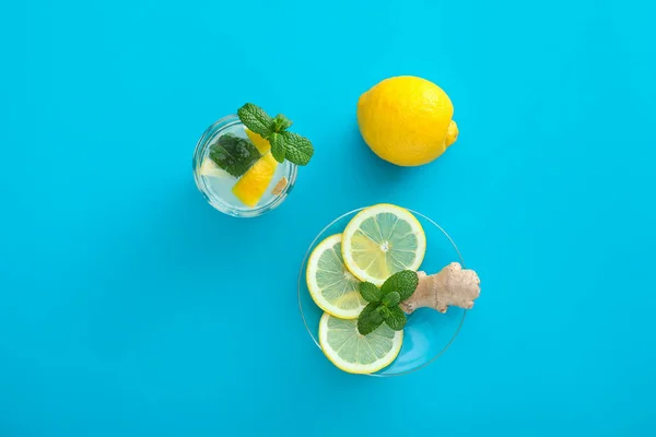Композиція зі смачним імбирним лимонадом на кольоровому фоні — стокове фото