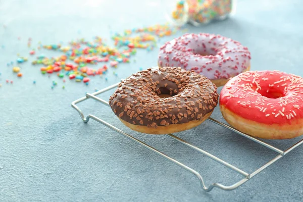 Сладкие пончики на цветном фоне — стоковое фото