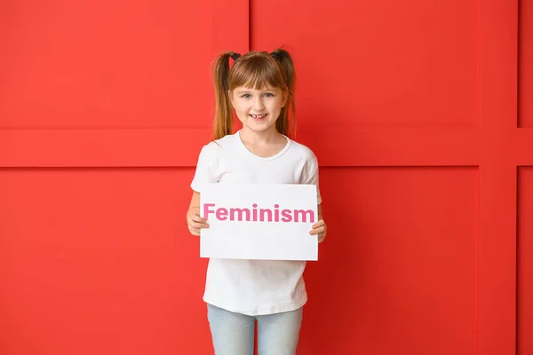 女の子保持紙ともに単語フェミニズム上の色の背景 — ストック写真