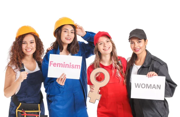 Kvinnliga arbetstagare på vit bakgrund. Begreppet feminism — Stockfoto