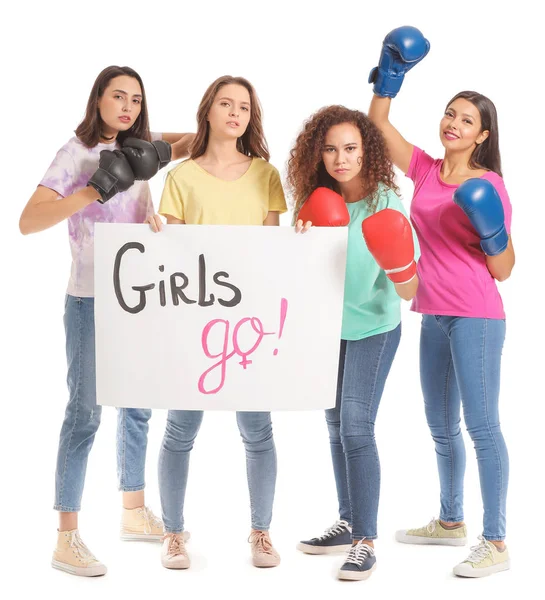 Mujeres jóvenes sosteniendo cartel con texto NIÑAS GO sobre fondo blanco. Concepto de feminismo — Foto de Stock