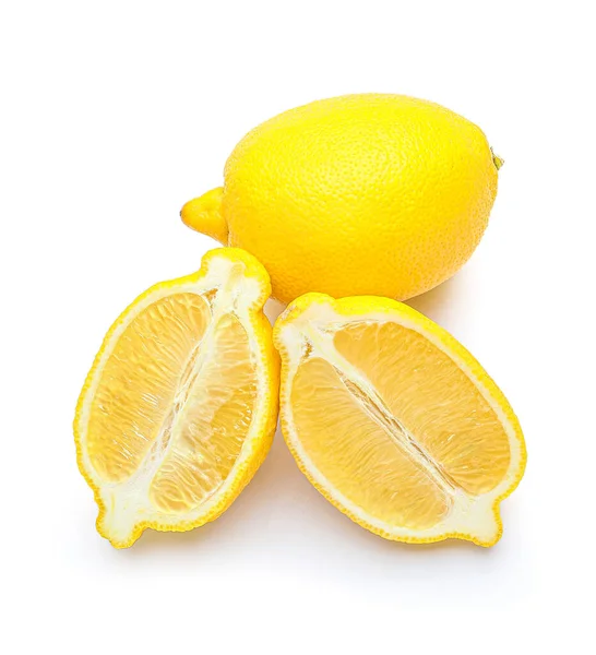 Dojrzałe cytryny na białym tle — Zdjęcie stockowe