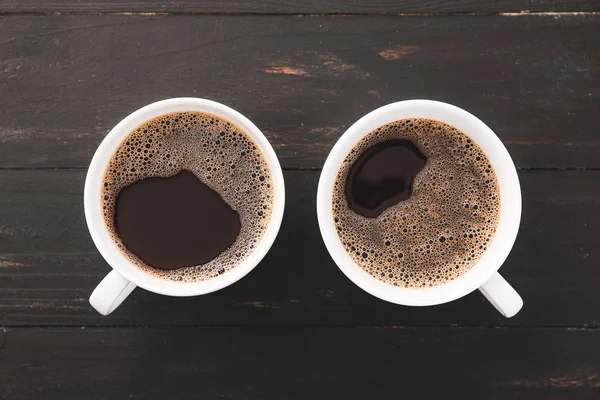Tazas de café caliente en la mesa —  Fotos de Stock